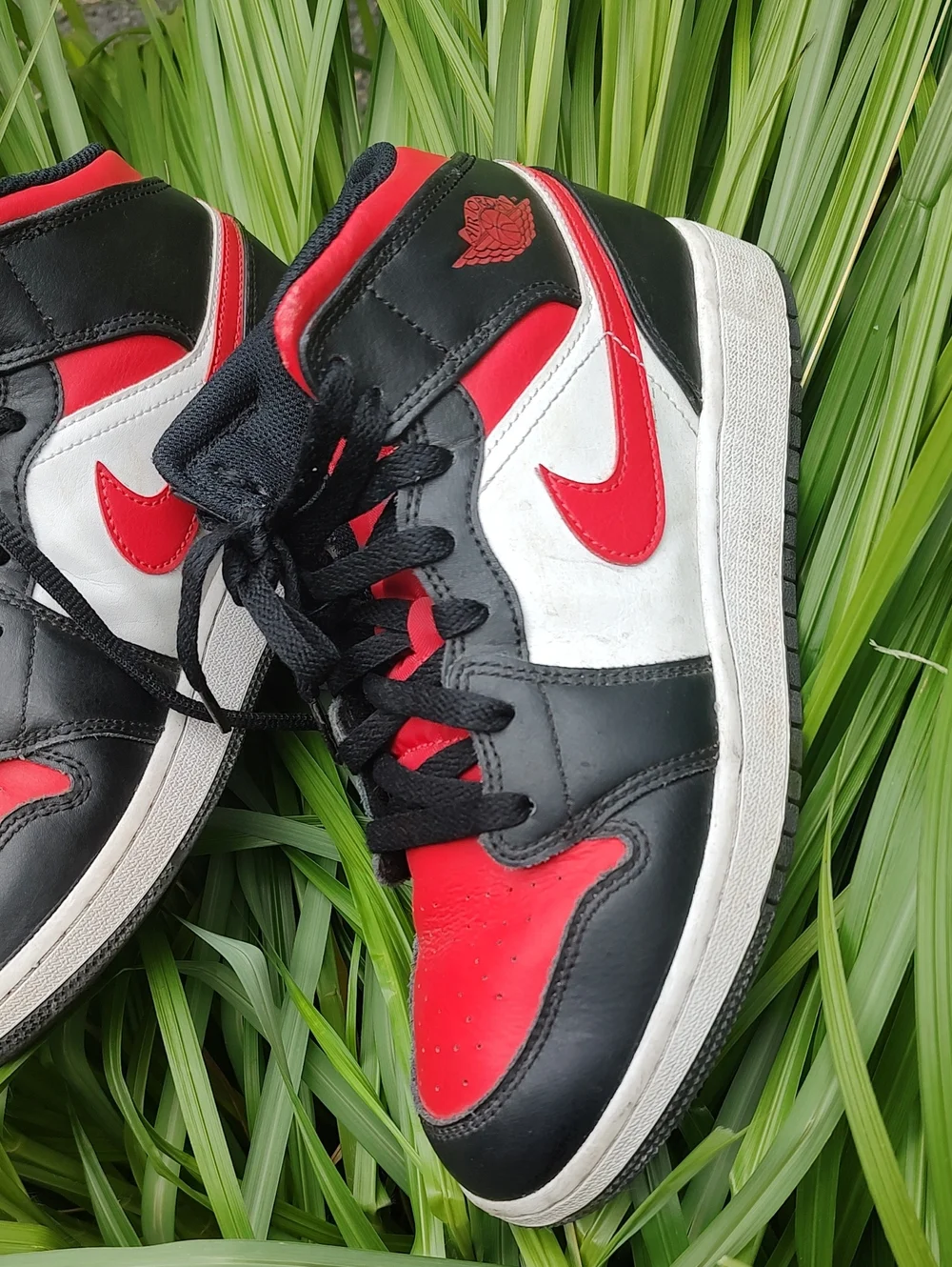 Nike Air Jordan 1 Mid Bred Toe Size 6.5 Kids Black Red White High-Top Sneakers